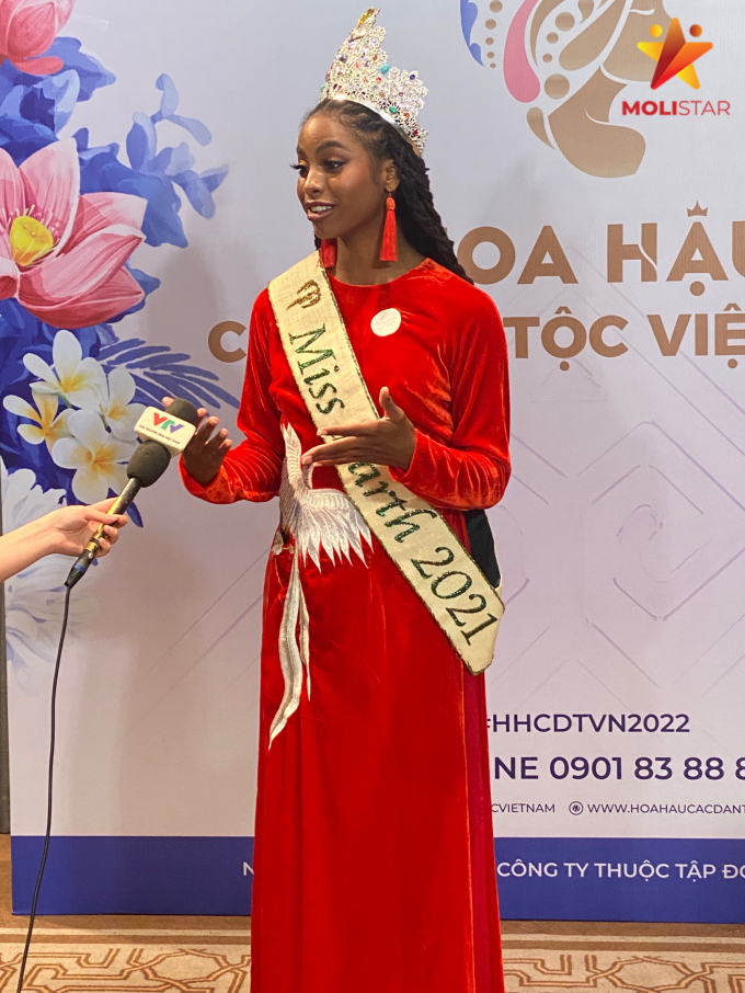 Đương kim Hoa hậu Trái đất - Destiny Wagner bí mật đến Việt Nam, diện áo dài rực rỡ chào fans sắc đẹp