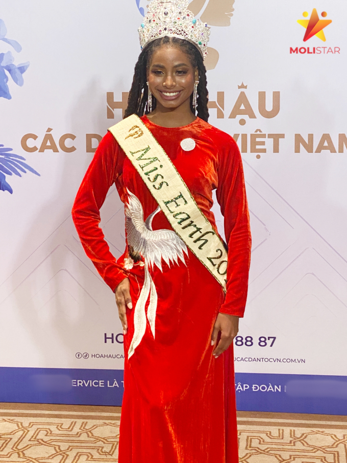 Đương kim Hoa hậu Trái đất - Destiny Wagner bí mật đến Việt Nam, diện áo dài rực rỡ chào fans sắc đẹp
