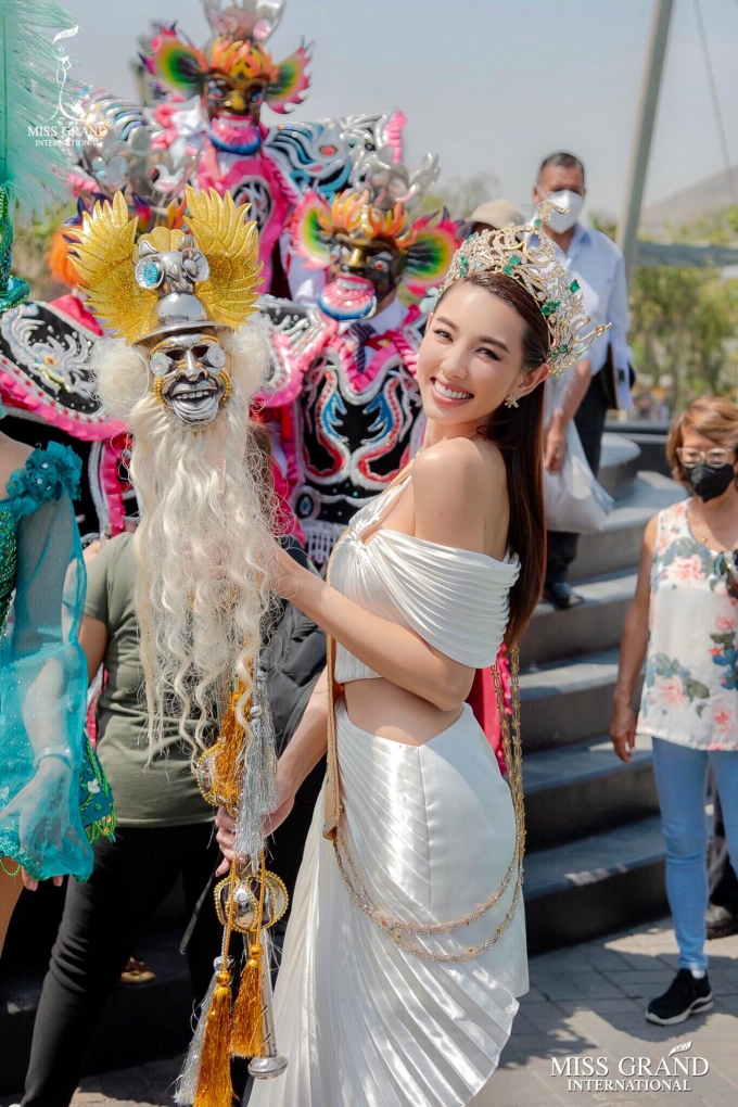 Tái ngộ Á hậu 1 Miss Grand International tại Ecuador, Thuỳ Tiên vẫn nổi bật dù chiều cao khiêm tốn