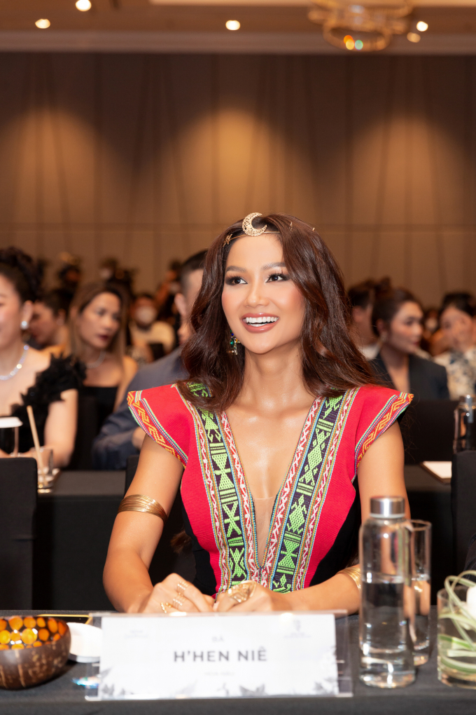 Hoa hậu các Dân tộc Việt Nam trở lại sau 9 năm, HHen Niê cùng Miss Earth - Destiny Wagner ngồi ghế nóng