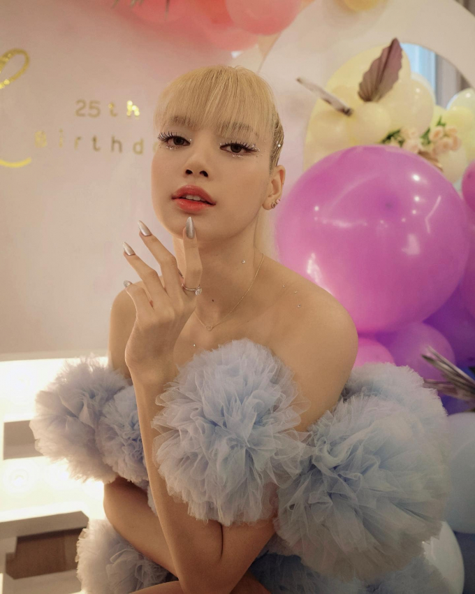 Lisa (Blackpink) lộng lẫy như búp bê, hé lộ danh gia vọng tộc trong tiệc sinh nhật thứ 25 Lisa (Blackpink) lộng lẫy như búp bê, hé lộ danh gia vọng tộc trong tiệc sinh nhật thứ 25