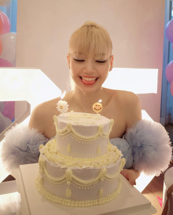 Lisa (Blackpink) lộng lẫy như búp bê, hé lộ danh gia vọng tộc trong tiệc sinh nhật thứ 25 Lisa (Blackpink) lộng lẫy như búp bê, hé lộ danh gia vọng tộc trong tiệc sinh nhật thứ 25