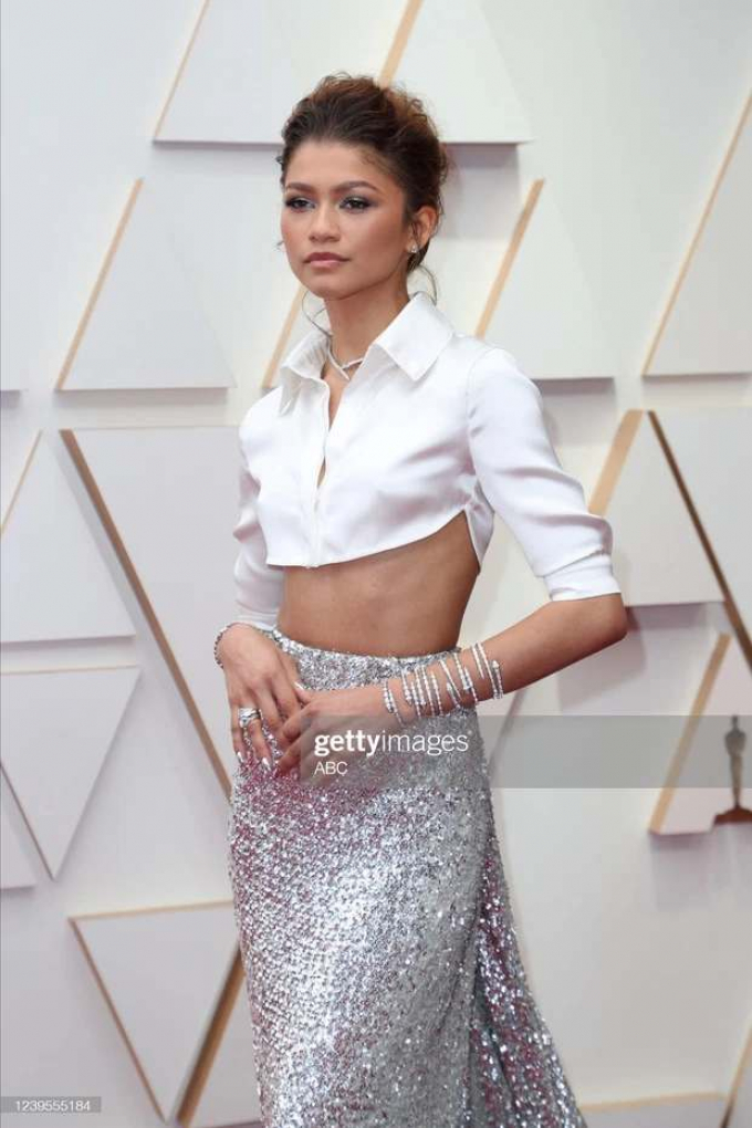 Kristen Stewart hở bạo nhưng bị tiên cá Halle Bailey chặt đẹp trên thảm đỏ Oscar 2022 Kristen Stewart hở bạo nhưng bị tiên cá Halle Bailey chặt đẹp trên thảm đỏ Oscar 2022