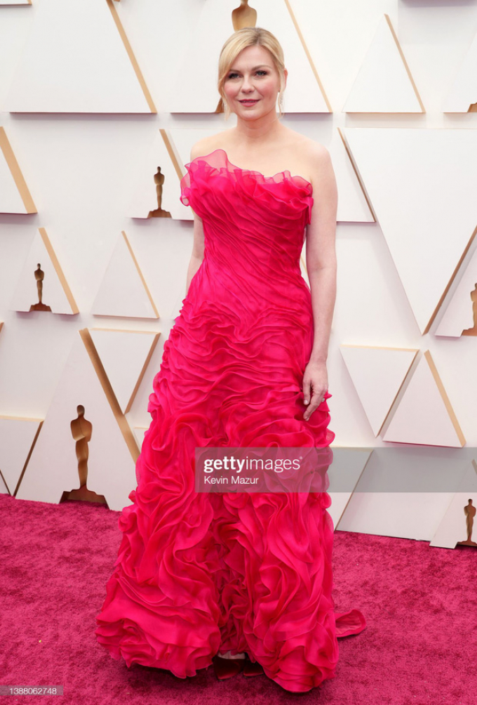 Kristen Stewart hở bạo nhưng bị tiên cá Halle Bailey chặt đẹp trên thảm đỏ Oscar 2022
