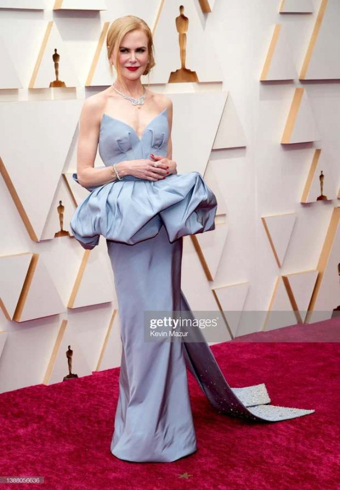 Kristen Stewart hở bạo nhưng bị tiên cá Halle Bailey chặt đẹp trên thảm đỏ Oscar 2022