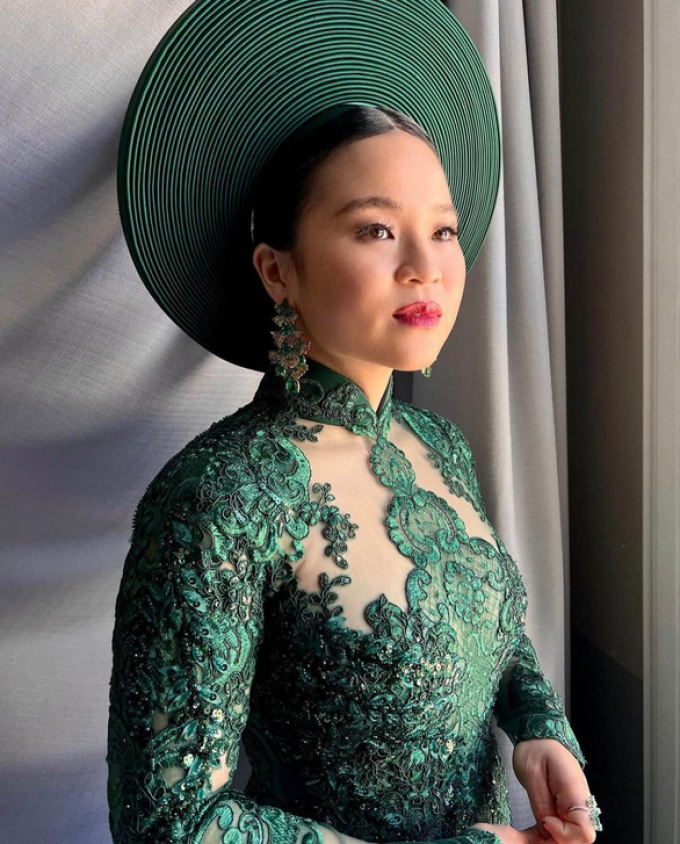 Lần đầu tiên trong lịch sử: Nữ diễn viên gốc Việt diện áo dài lộng lẫy xuất hiện trên thảm đỏ Oscar