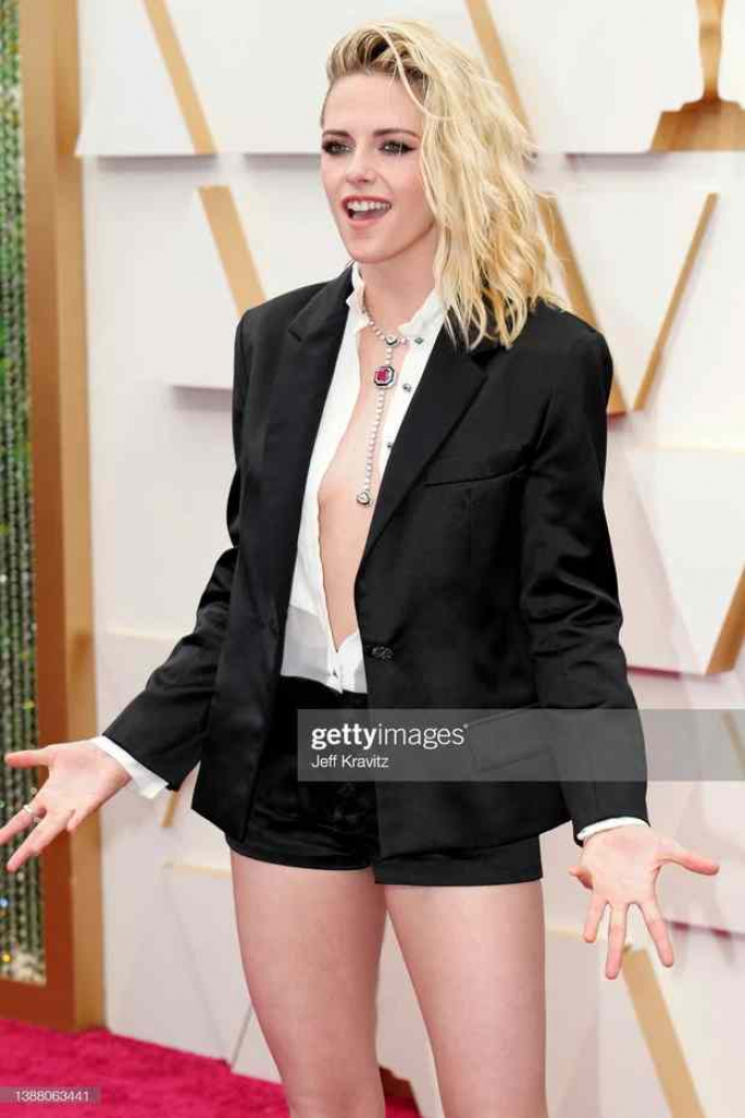 Kristen Stewart hở bạo nhưng bị tiên cá Halle Bailey chặt đẹp trên thảm đỏ Oscar 2022 Kristen Stewart hở bạo nhưng bị tiên cá Halle Bailey chặt đẹp trên thảm đỏ Oscar 2022