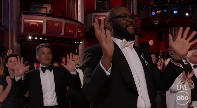 Troy Kotsur - Diễn viên khiếm thính đầu tiên thắng giải Oscar, khách mời cùng khán giả có cách chúc mừng đặc biệt