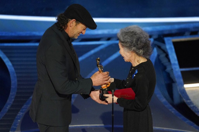 Troy Kotsur - Diễn viên khiếm thính đầu tiên thắng giải Oscar, khách mời cùng khán giả có cách chúc mừng đặc biệt