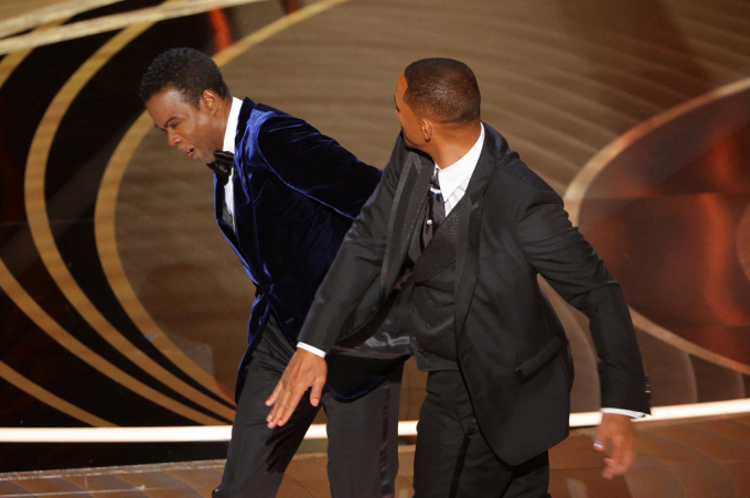 Will Smith xin lỗi vì đã tát thẳng mặt Chris Rock, có nguy cơ bị tước tượng vàng Oscar?