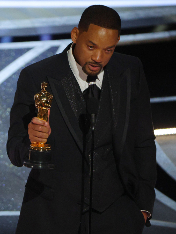 Will Smith xin lỗi vì đã tát thẳng mặt Chris Rock, có nguy cơ bị tước tượng vàng Oscar?