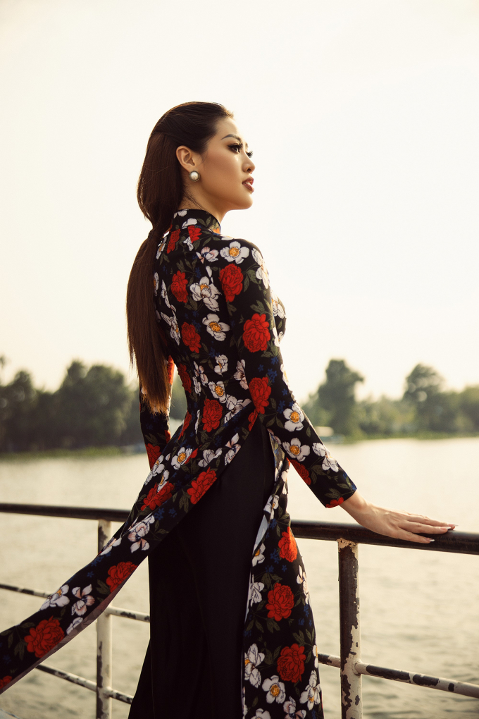 Khánh Vân khoe visual đỉnh cao cùng áo dài, xứng danh host Hoa hậu Hoàn vũ Việt Nam 2022