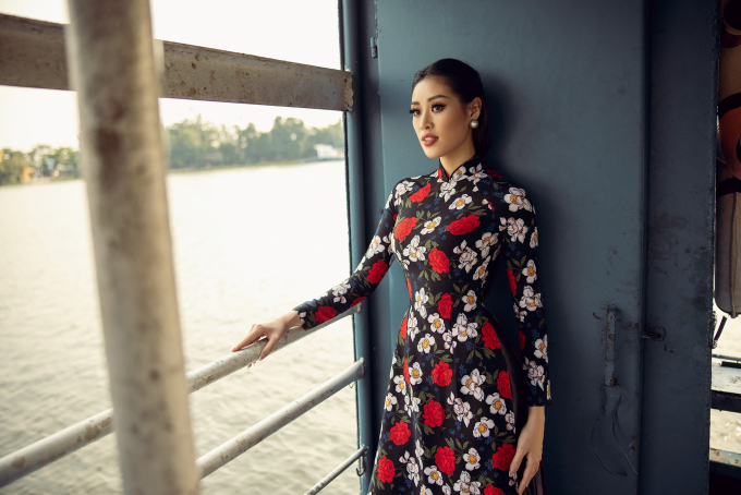 Khánh Vân khoe visual đỉnh cao cùng áo dài, xứng danh host Hoa hậu Hoàn vũ Việt Nam 2022