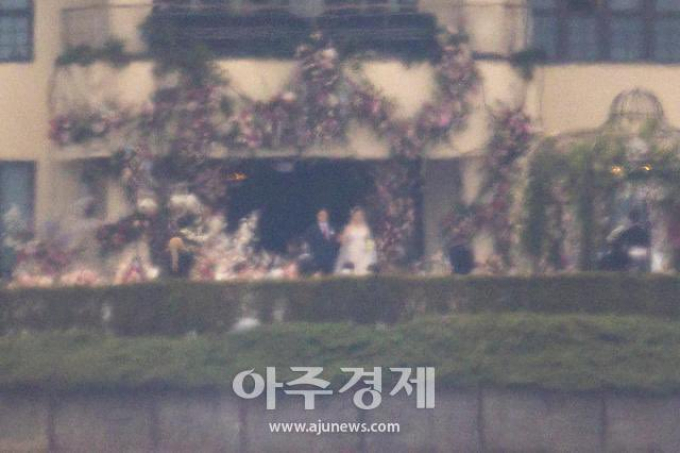 Trực tiếp đám cưới Hyun Bin - Son Ye Jin: Cận cảnh biểu cảm của cô dâu chú rể trong đám cưới
