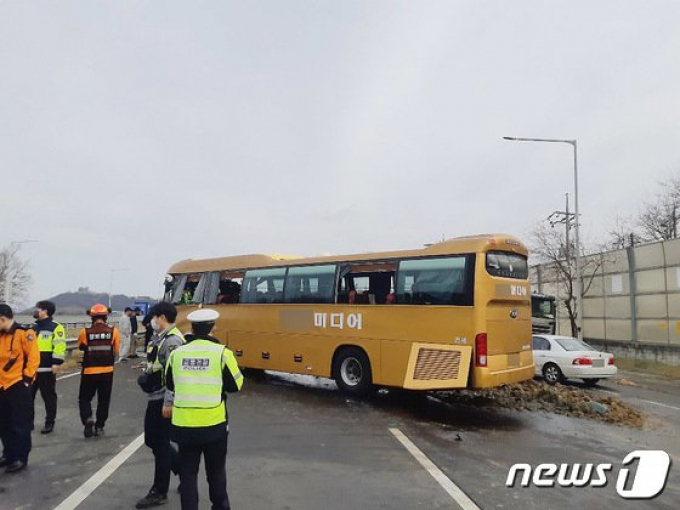 Đoàn làm phim của Kim Min Jae gặp tai nạn giao thông nghiêm trọng, 1 người không qua khỏi