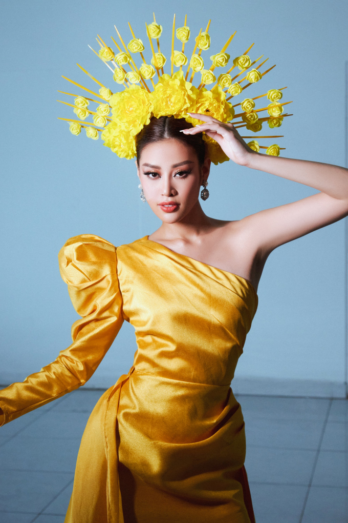 Hoa hậu Khánh Vân khoe nhan sắc nữ thần, biến hóa với hai layout trên sàn catwalk