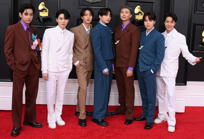 BTS xuất hiện trên thảm đỏ Grammy 2022: Em út Jungkook quá ngầu, chặt đẹp các anh