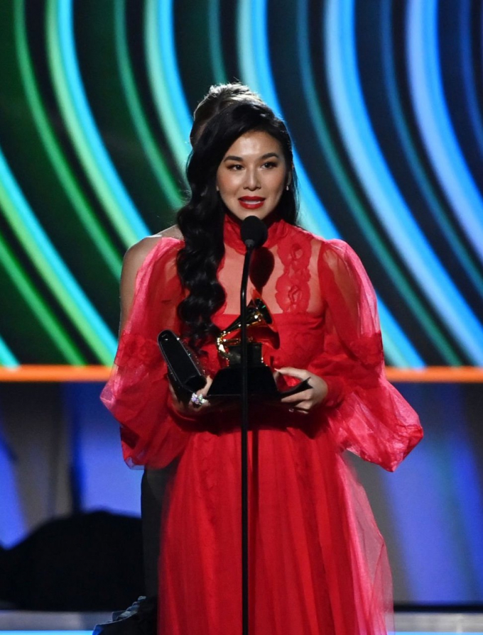 Danh tính nữ ca sĩ gốc Việt đầu tiên lập kỳ tích khi chiến thắng giải Grammy 2022