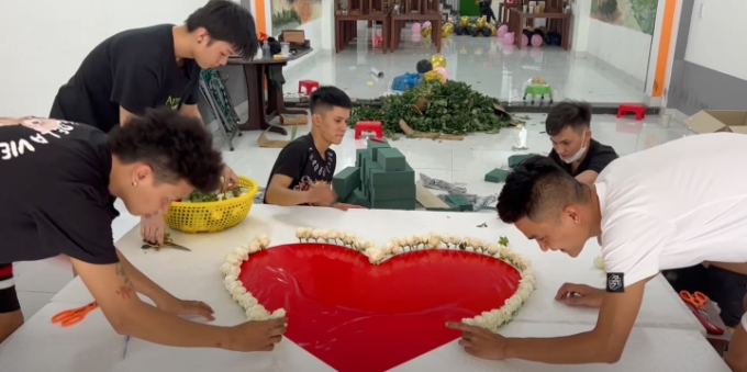 Mạc Văn Khoa chơi lớn, cầu hôn vợ bằng nhẫn kim cương nhưng chưa sốc bằng câu nói kèm theo