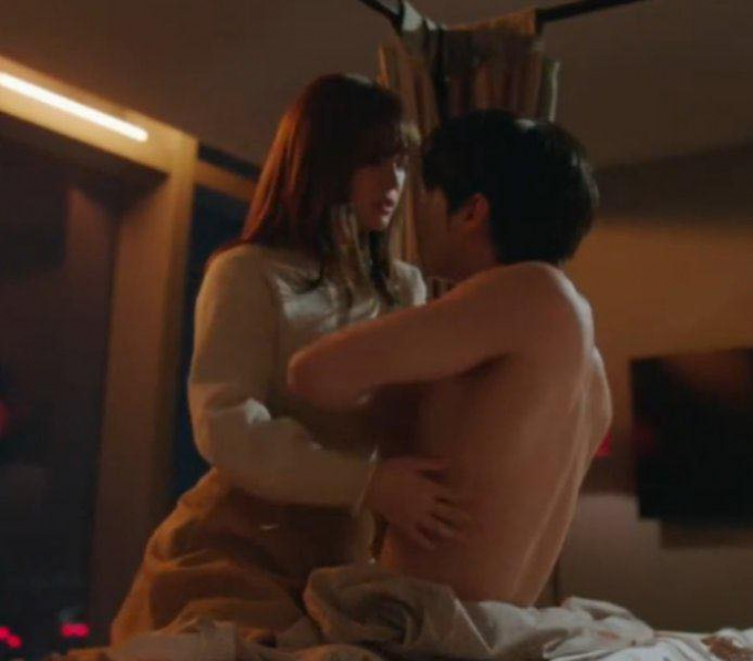 Hẹn hò chốn công sở: Cảnh giường chiếu với Ahn Hyo Seop quá cuồng nhiệt, chính Kim Sejeong cũng không dám xem lại