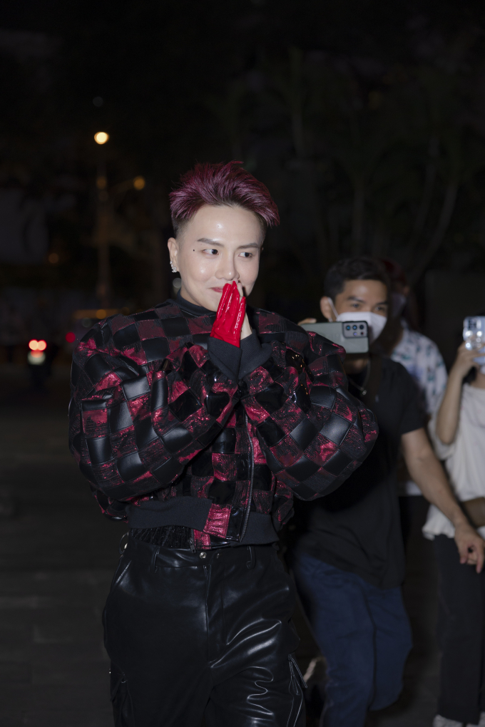 Đi muộn, diễn viên Duy Khánh chạy tụt quần để kịp tham gia họp báo phim mới