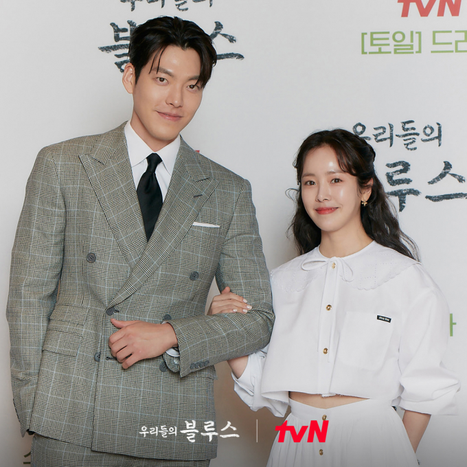 Kim Woo Bin - Shin Min Ah xa cách tại họp báo, bị bóc thái độ khi không thành đôi trong Our Blues