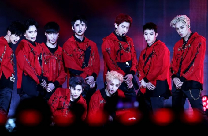 LAY Trương Nghệ Hưng thông báo rời SM vào đúng kỷ niệm 10 năm EXO ra mắt, fans khóc cười lẫn lộn