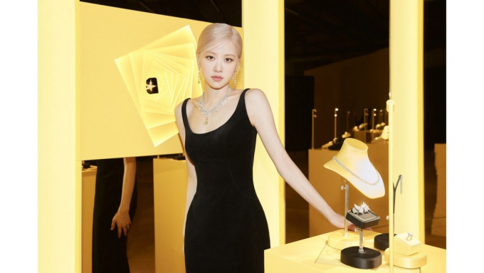 Rosé (Blackpink) dát kim cương lên người, diện chiếc váy đen đơn giản cũng sáng bừng mọi khung ảnh Rosé (Blackpink) dát kim cương lên người, diện chiếc váy đen đơn giản cũng sáng bừng mọi khung ảnh