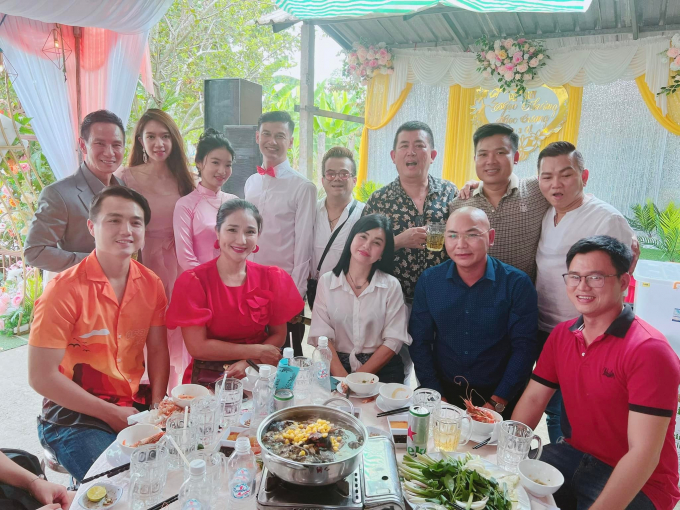 Tiết Cương âm thầm kết hôn ở tuổi 49: Lý Hải hết lời khen cô dâu, Cát Tường có động thái bất ngờ Tiết Cương âm thầm kết hôn ở tuổi 49: Lý Hải hết lời khen cô dâu, Cát Tường có động thái bất ngờ