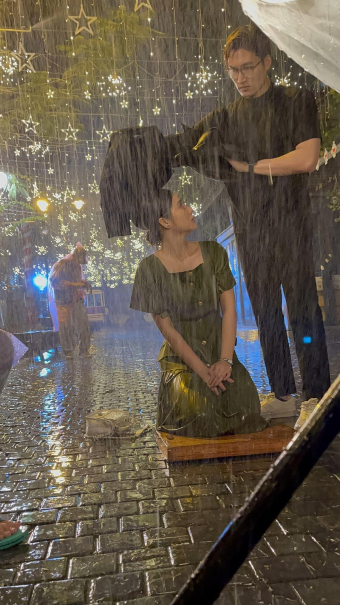 Cảnh che mưa trong “Thương ngày nắng về” bị phát hiện giống hệt phim Trung Quốc, Đình Tú phản ứng ra sao?