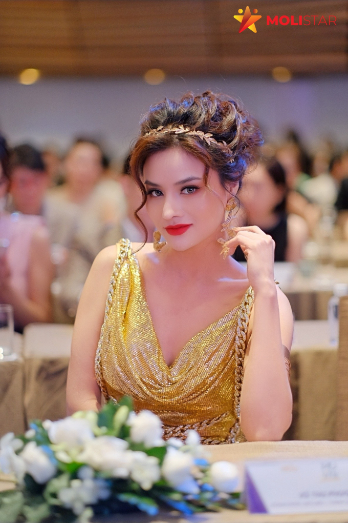 Thảm đỏ Miss Universe Vietnam 2022: Khánh Vân hở bạo, dàn mỹ nhân Việt lấn át cả Miss Universe 2005 Thảm đỏ Miss Universe Vietnam 2022: Khánh Vân hở bạo, dàn mỹ nhân Việt lấn át cả Miss Universe 2005