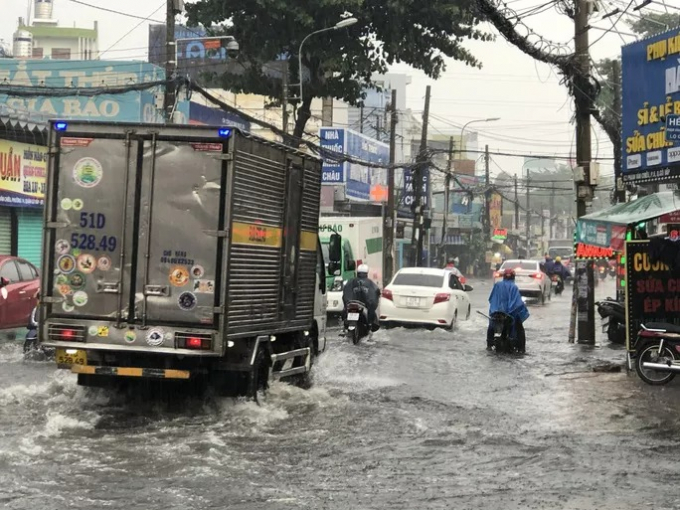 Người dân nhiều nơi ở TP HCM ngụp lặn sau cơn mưa lớn Người dân nhiều nơi ở TP HCM ngụp lặn sau cơn mưa lớn