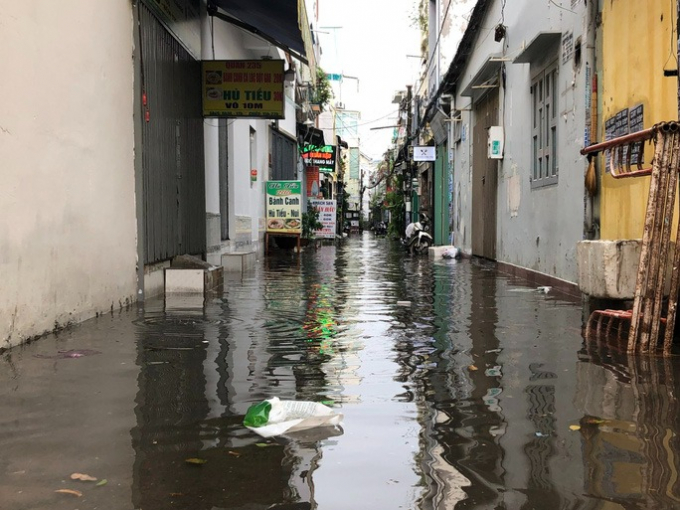 Người dân nhiều nơi ở TP HCM ngụp lặn sau cơn mưa lớn