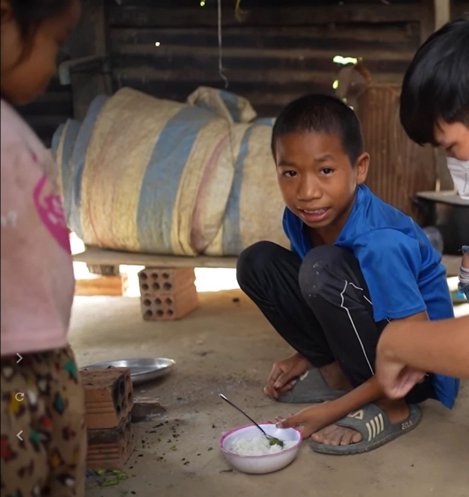 Bé trai 12 tuổi bốc cám, chặt củi nuôi cả nhà 5 người, đau đớn nhìn cha nằm thoi thóp