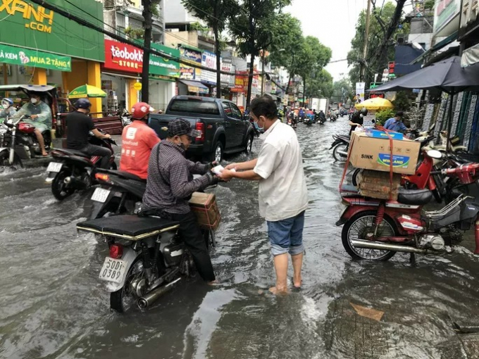 Người dân nhiều nơi ở TP HCM ngụp lặn sau cơn mưa lớn Người dân nhiều nơi ở TP HCM ngụp lặn sau cơn mưa lớn