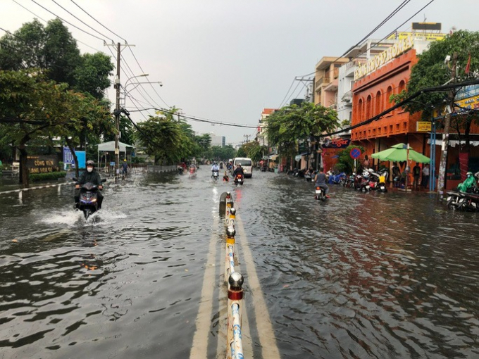 Người dân nhiều nơi ở TP HCM ngụp lặn sau cơn mưa lớn