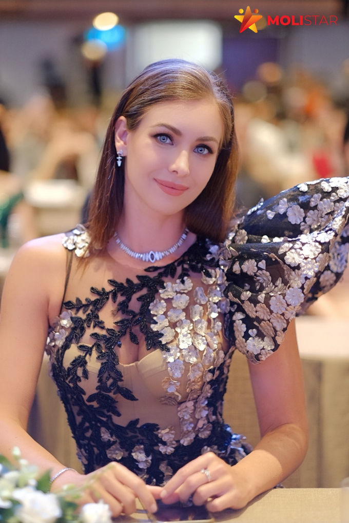 Thảm đỏ Miss Universe Vietnam 2022: Khánh Vân hở bạo, dàn mỹ nhân Việt lấn át cả Miss Universe 2005