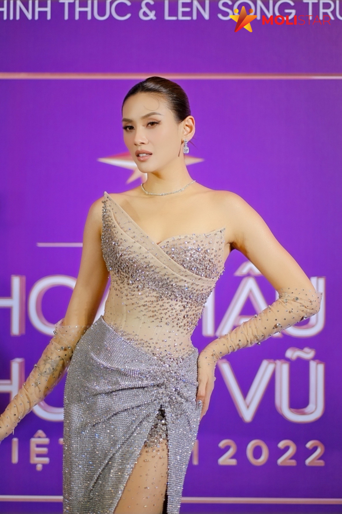 Thảm đỏ Miss Universe Vietnam 2022: Khánh Vân hở bạo, dàn mỹ nhân Việt lấn át cả Miss Universe 2005