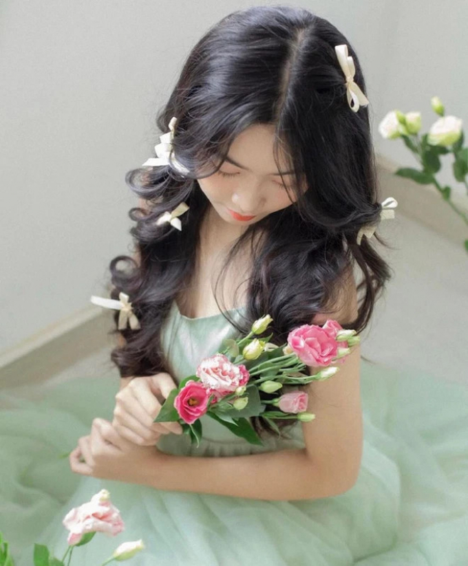 Lọ Lem nhà MC Quyền Linh: Xinh như hoa hậu, thành thạo tiếng Anh, theo học ngôi trường học phí nửa tỷ/năm