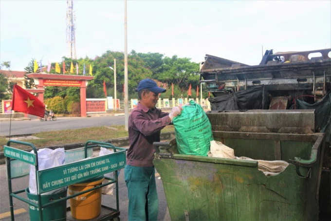 Ông lão nghèo và hành trình 6 năm nhặt rác không lương khắp đường phố Hội An