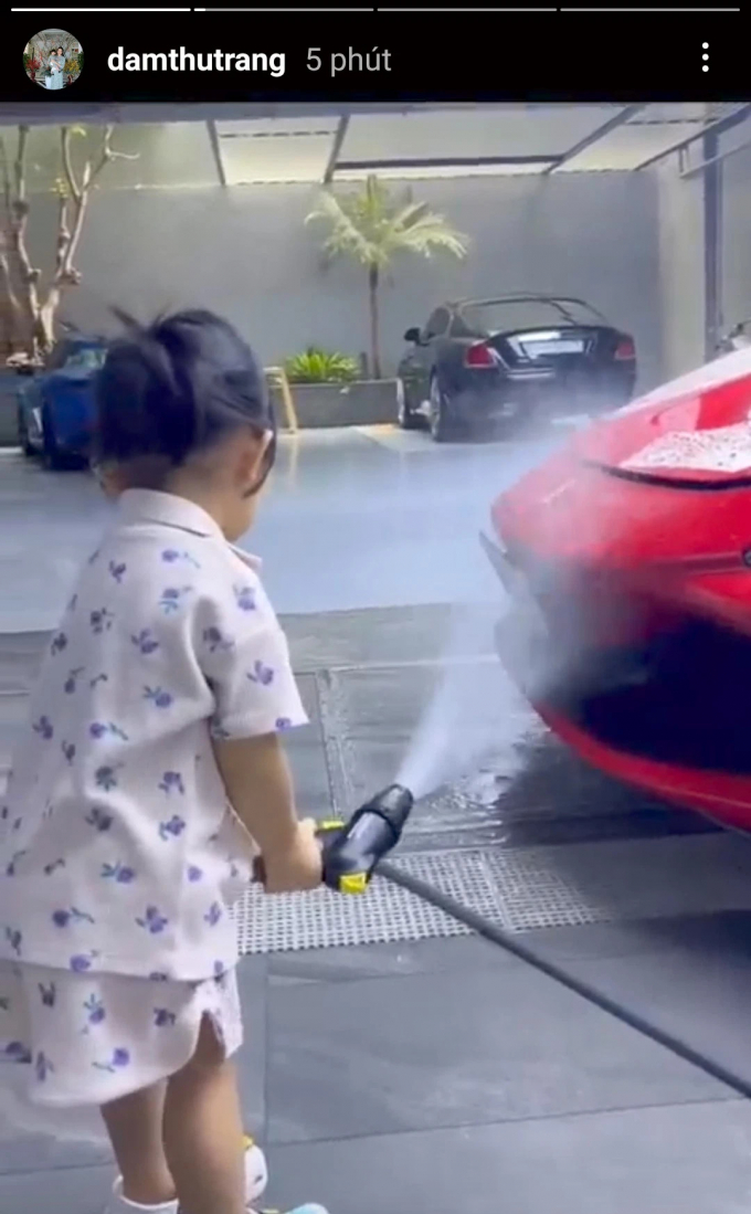 Suchin ái nữ Cường Đô La hóa cô Tấm thời hiện đại: Hết giúp mẹ lau nhà đến làm shipper giao hàng Suchin ái nữ Cường Đô La hóa cô Tấm thời hiện đại: Hết giúp mẹ lau nhà đến làm shipper giao hàng