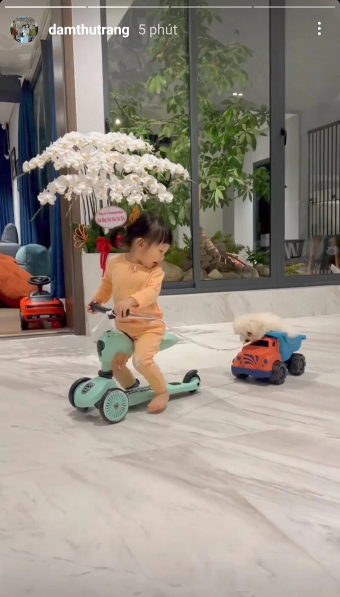 Suchin ái nữ Cường Đô La hóa cô Tấm thời hiện đại: Hết giúp mẹ lau nhà đến làm shipper giao hàng Suchin ái nữ Cường Đô La hóa cô Tấm thời hiện đại: Hết giúp mẹ lau nhà đến làm shipper giao hàng