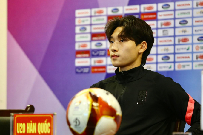 Đội trưởng U.20 Hàn Quốc đốn tim về độ đẹp trai và hóm hỉnh