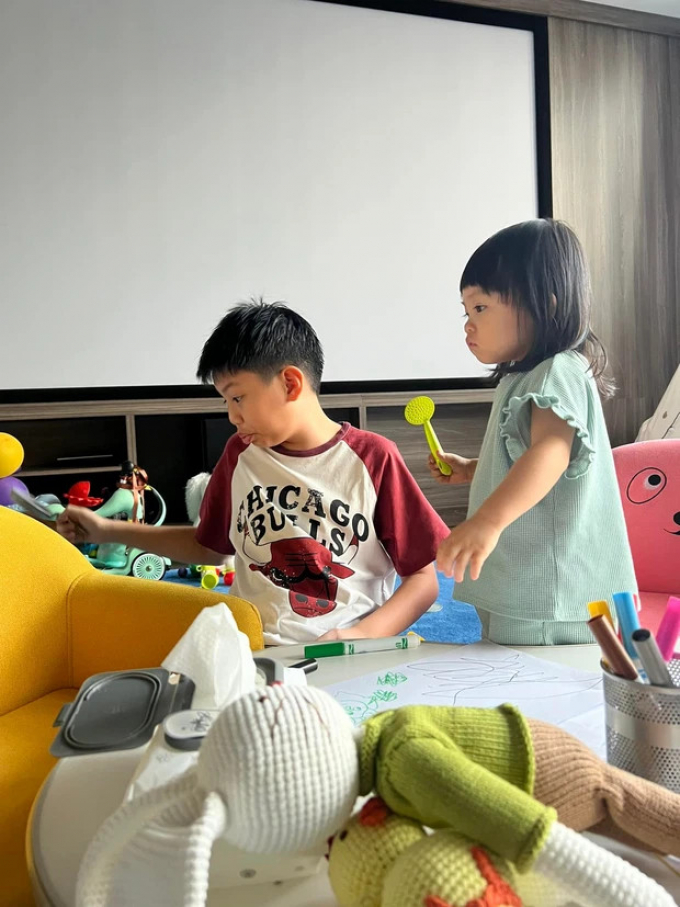 Suchin làm 1 việc khiến anh cả Subeo 7 phần nuông chiều 3 phần bất lực khi dạy em gái học Suchin làm 1 việc khiến anh cả Subeo 7 phần nuông chiều 3 phần bất lực khi dạy em gái học