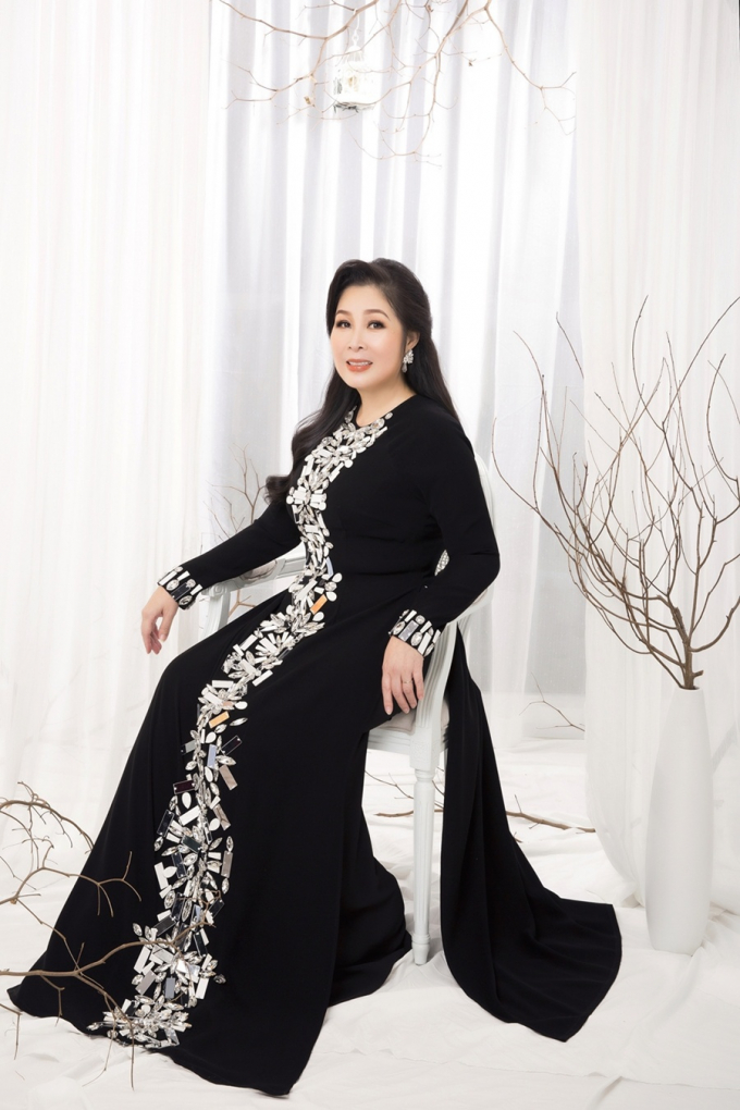 Loạt ảnh hiếm của NSND Hồng Vân thời trẻ khiến dân tình mê đắm Loạt ảnh hiếm của NSND Hồng Vân thời trẻ khiến dân tình mê đắm