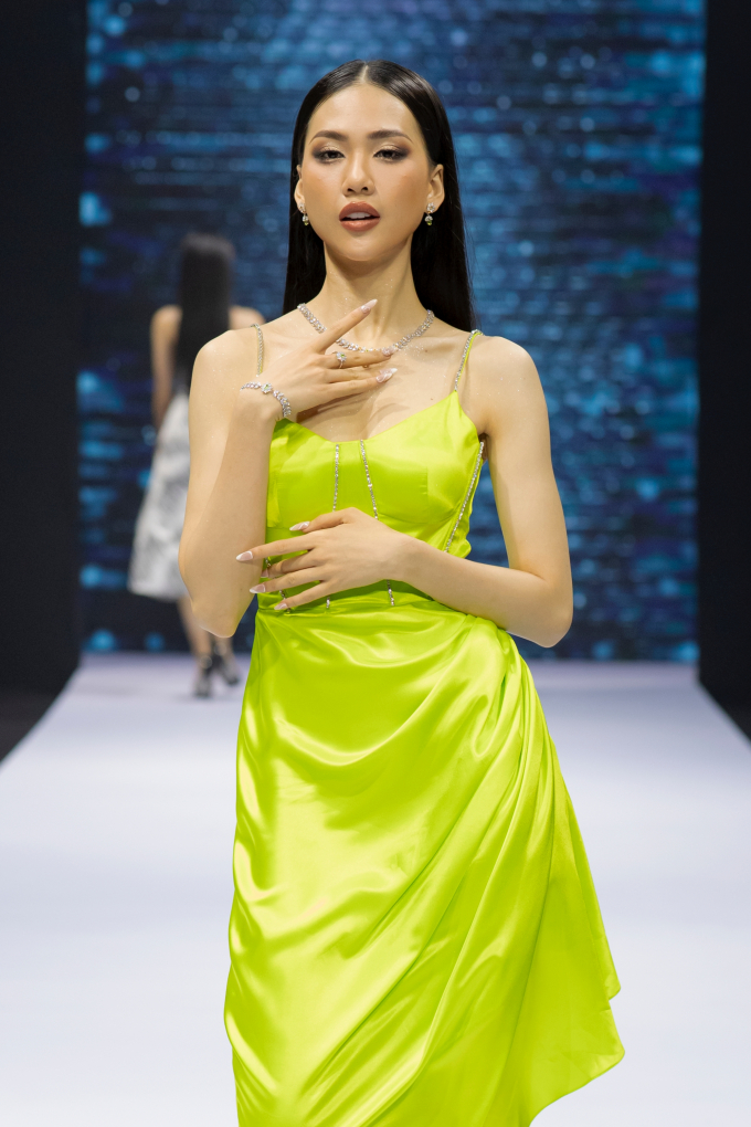 Người đẹp Biển - Hoàng Phương lộng lẫy tựa nữ thần, diễn Vedette cho BST Khánh Vân kết hợp cùng Brian Võ