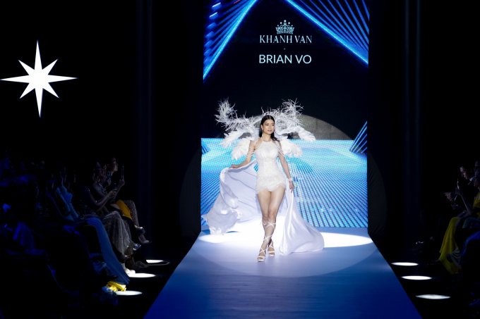 Người đẹp Biển - Hoàng Phương lộng lẫy tựa nữ thần, diễn Vedette cho BST Khánh Vân kết hợp cùng Brian Võ