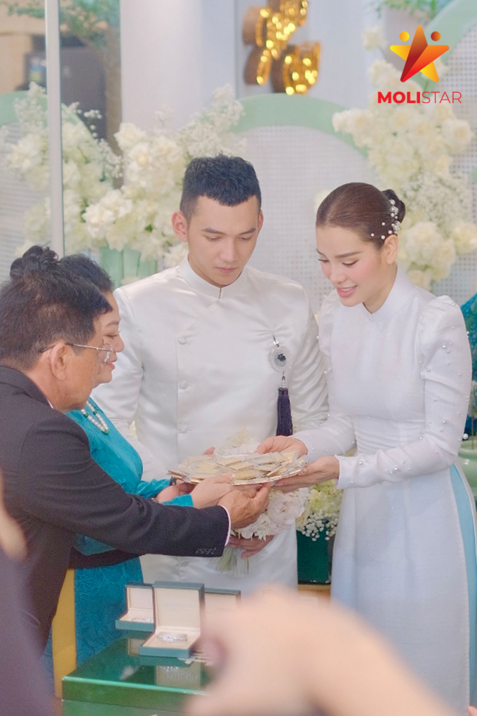 Hot: Phương Trinh Jolie bất ngờ công khai con gái riêng ngay trong lễ cưới với Lý Bình