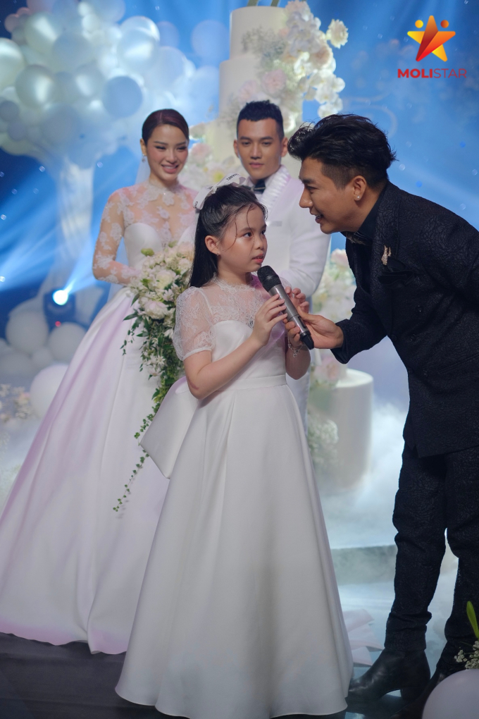 Hot: Phương Trinh Jolie bất ngờ công khai con gái riêng ngay trong lễ cưới với Lý Bình