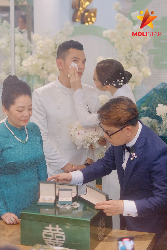 Đám cưới Phương Trinh Jolie - Lý Bình: Cô dâu nhận sính lễ 130 cây vàng cùng “núi trang sức” tiền tỷ